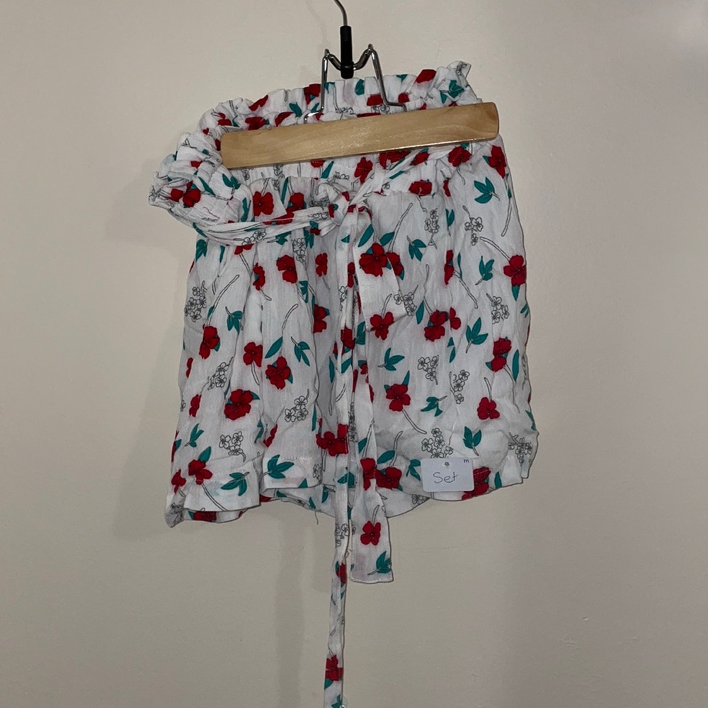 WHITE FLOWER SHORTS